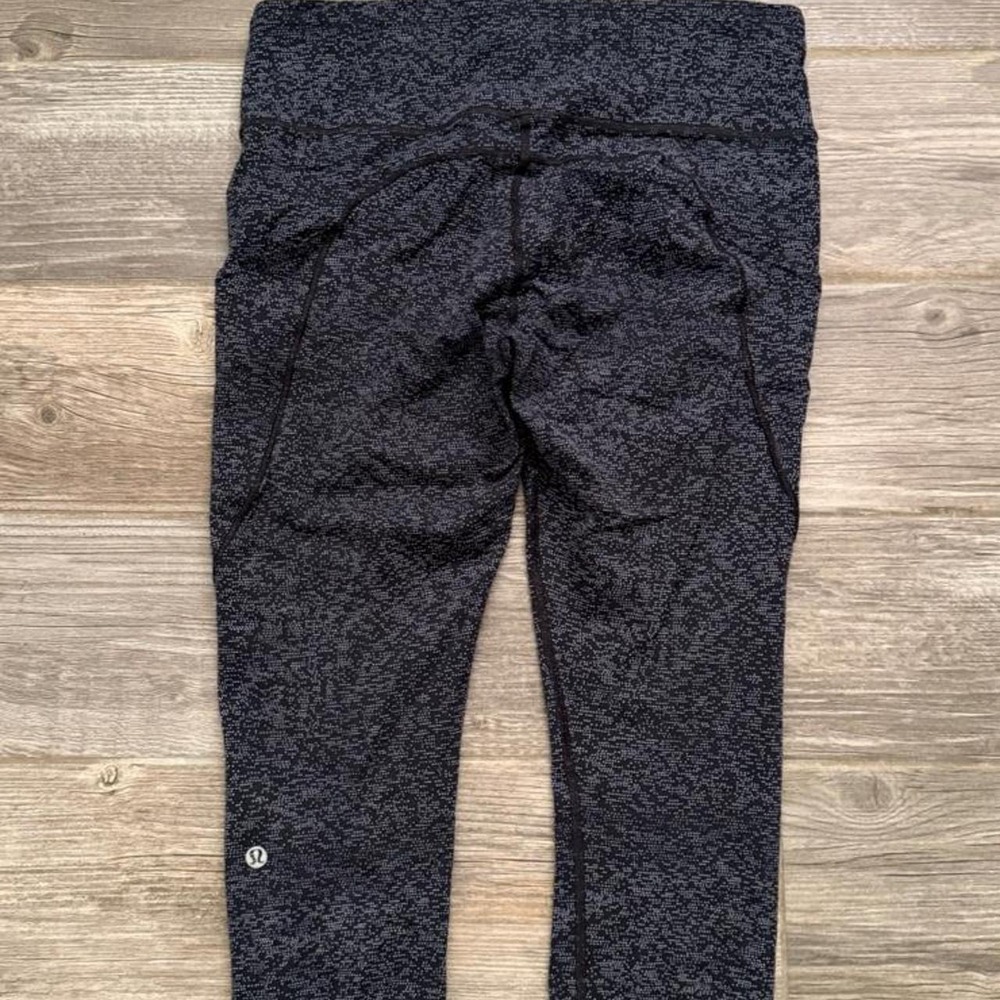 Lululemon black with white speckled capri leggings size 10